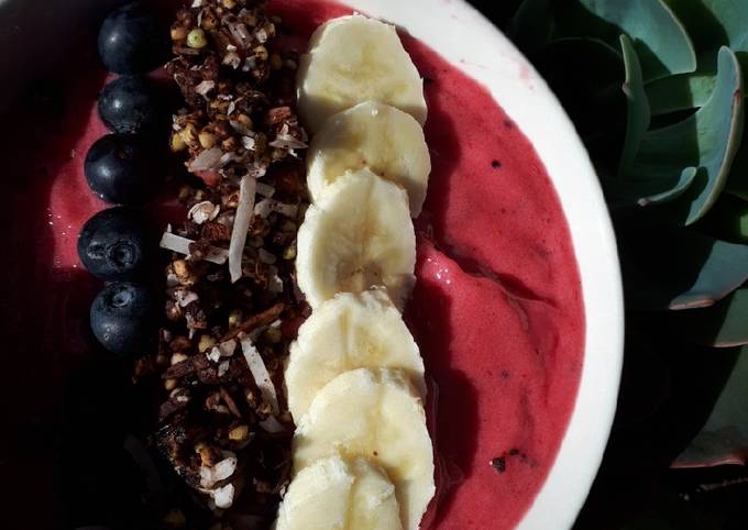 Tropical smoothie bowl