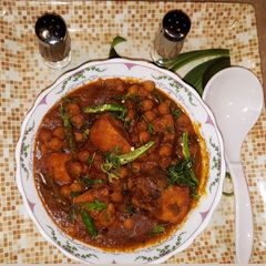 A picture of Murgh Choley.