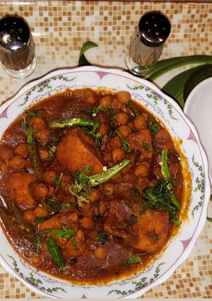 A picture of Murgh Choley.
