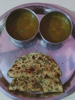 बथुआ का पराठा (Bathua ka paratha recipe in Hindi) रेसिपी मुख्य फोटो
