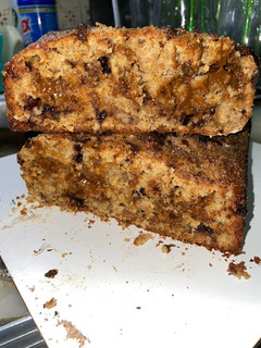 Una foto de Torta integral de naranja con dulce de leche, chocolate y nueces.🍊🍫