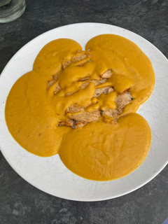 Una foto de Lomo con salsa de zanahoria
