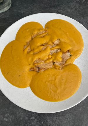Una foto de Lomo con salsa de zanahoria