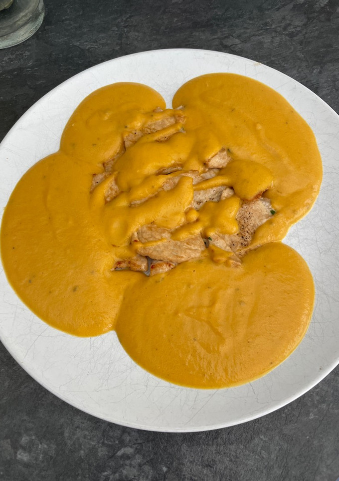 Una foto de Lomo con salsa de zanahoria