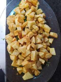 Una foto de Lentejas guisadas con perejil, ajos y patatas fritas
