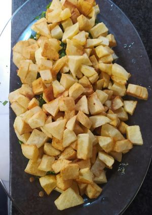Una foto de Lentejas guisadas con perejil, ajos y patatas fritas