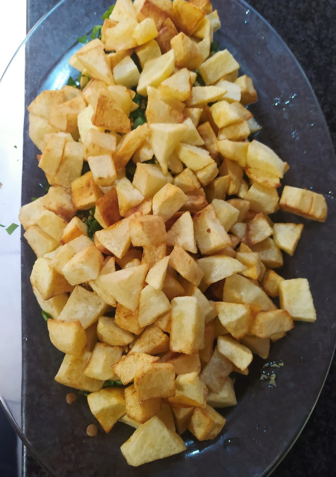 Una foto de Lentejas guisadas con perejil, ajos y patatas fritas