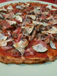 Una foto de Pizza con base de coliflor