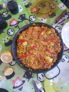 Una foto de Paella de pollo con verduras