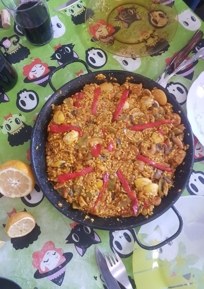 Una foto de Paella de pollo con verduras
