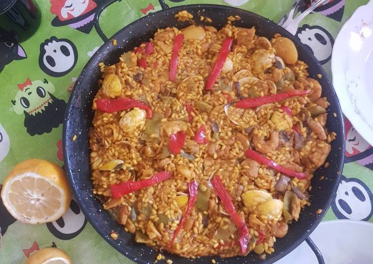 Paella de pollo con verduras