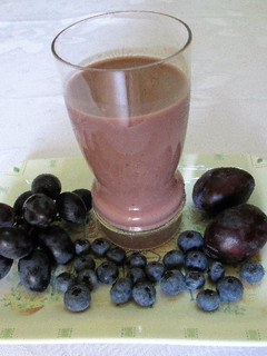 Una foto de Batido fino de arándanos, uvas y ciruelas violeta