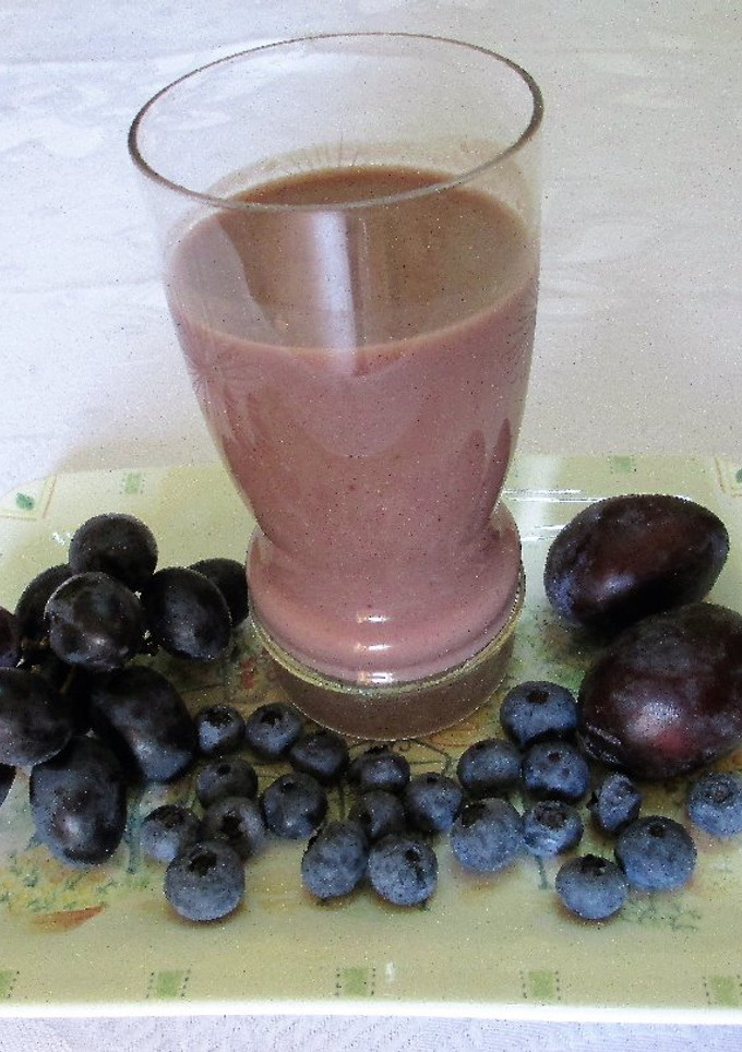 Una foto de Batido fino de arándanos, uvas y ciruelas violeta