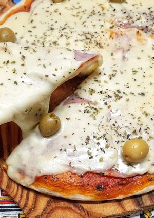 Una foto de Pizza casera con harina 000 y semolín