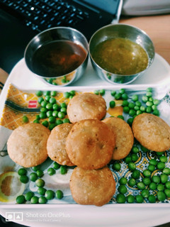 मटर की खस्ता कचौड़ी (Matar ki khasta kachori recipe in Hindi) रेसिपी मुख्य फोटो