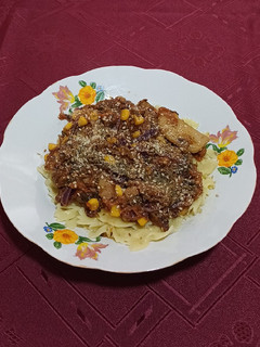 Una foto de Pasta con tofu, choclo y vegetales -vegano- :)