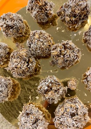 Una foto de Trufas de banana y avena fit