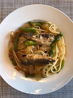Una foto de Espagueti sencillo (sardinas y verduras)