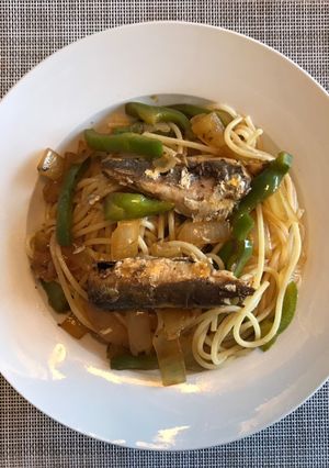 Una foto de Espagueti sencillo (sardinas y verduras)