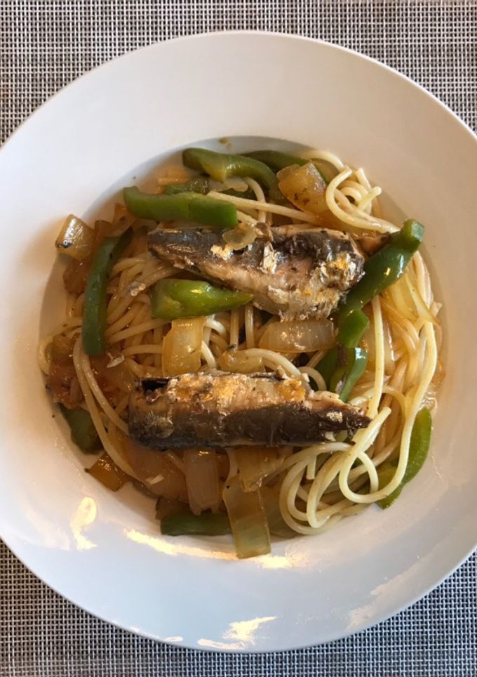 Una foto de Espagueti sencillo (sardinas y verduras)