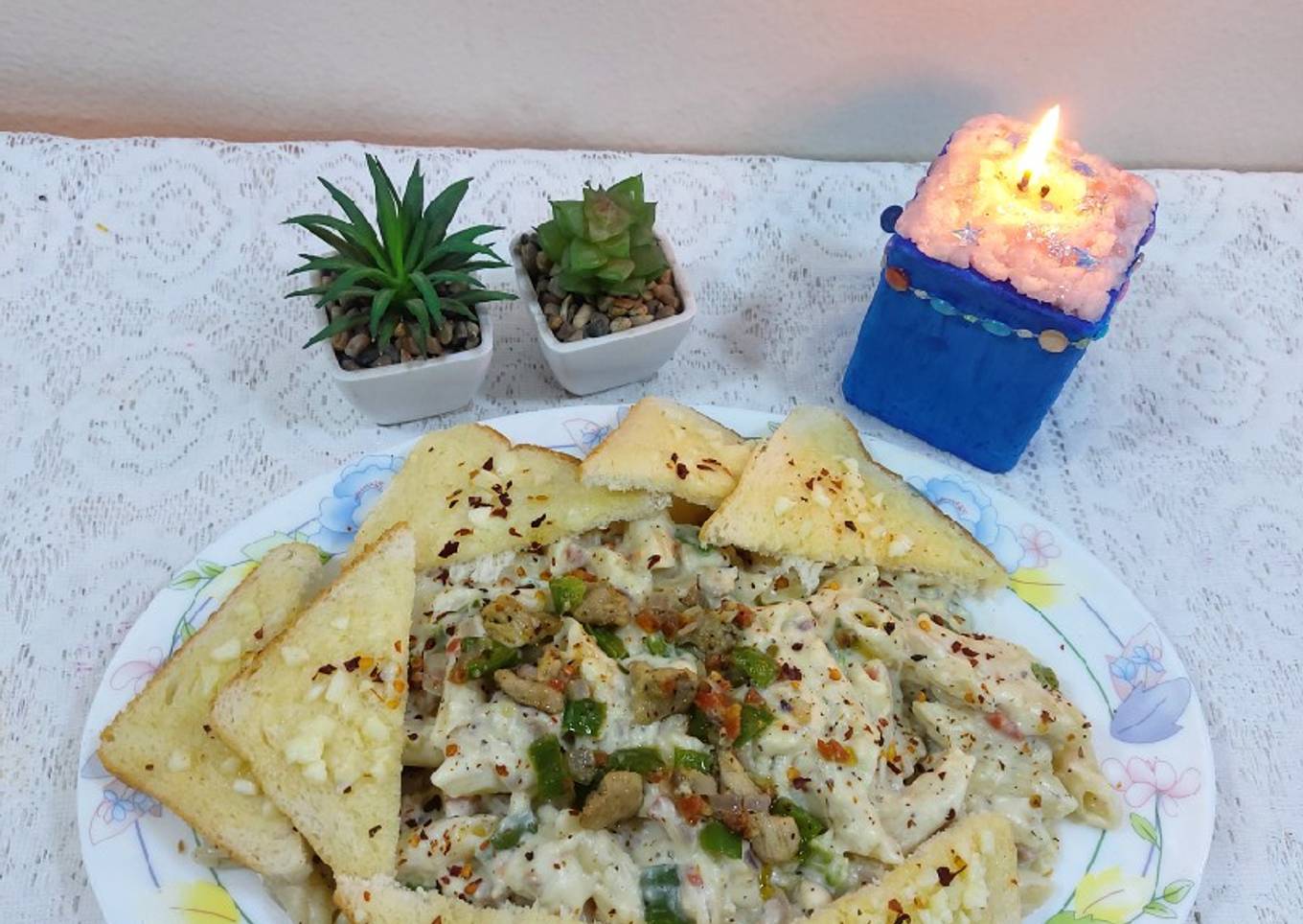 Chicken cheese pasta with garlic bread