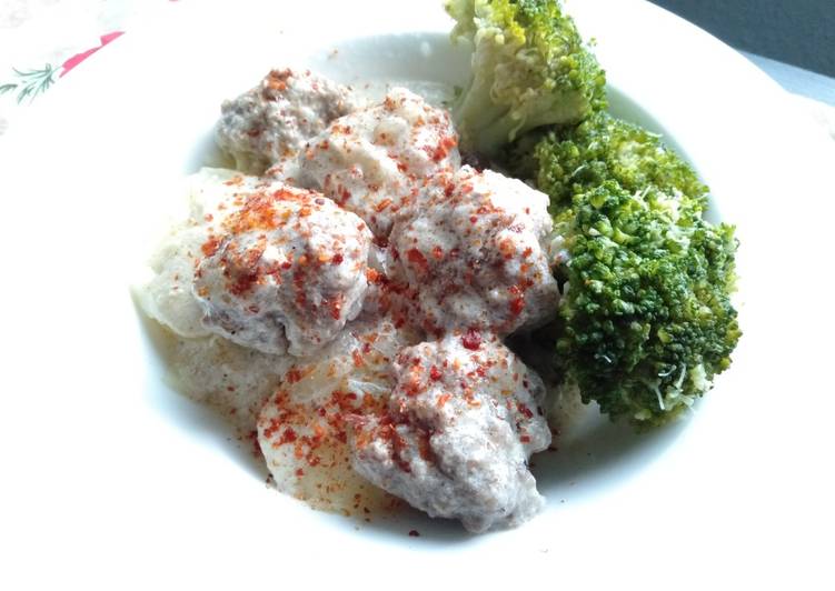 Klopse ala kami (bola-bola daging dengan saos susu)