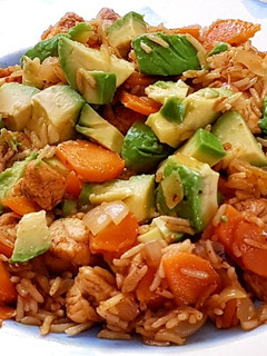 Una foto de Arroz Currypollo con Aguacate