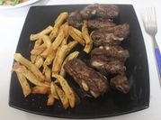 Una foto de churrasco de cerdo frito