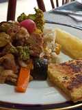 Wok de Cerdo con vegetales, arroz, tajada de yuca y arepa