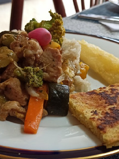 Una foto de Wok de Cerdo con vegetales, arroz, tajada de yuca y arepa