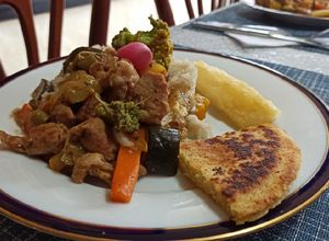 Una foto de Wok de Cerdo con vegetales, arroz, tajada de yuca y arepa