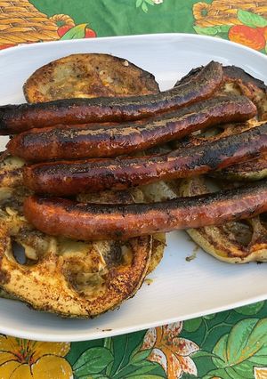 Une photo de Merguez et courgettes rondes marinées grillées