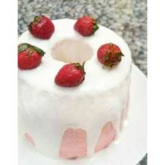 รูปของ Strawberry Cloud Cake/ Angel Food Cake