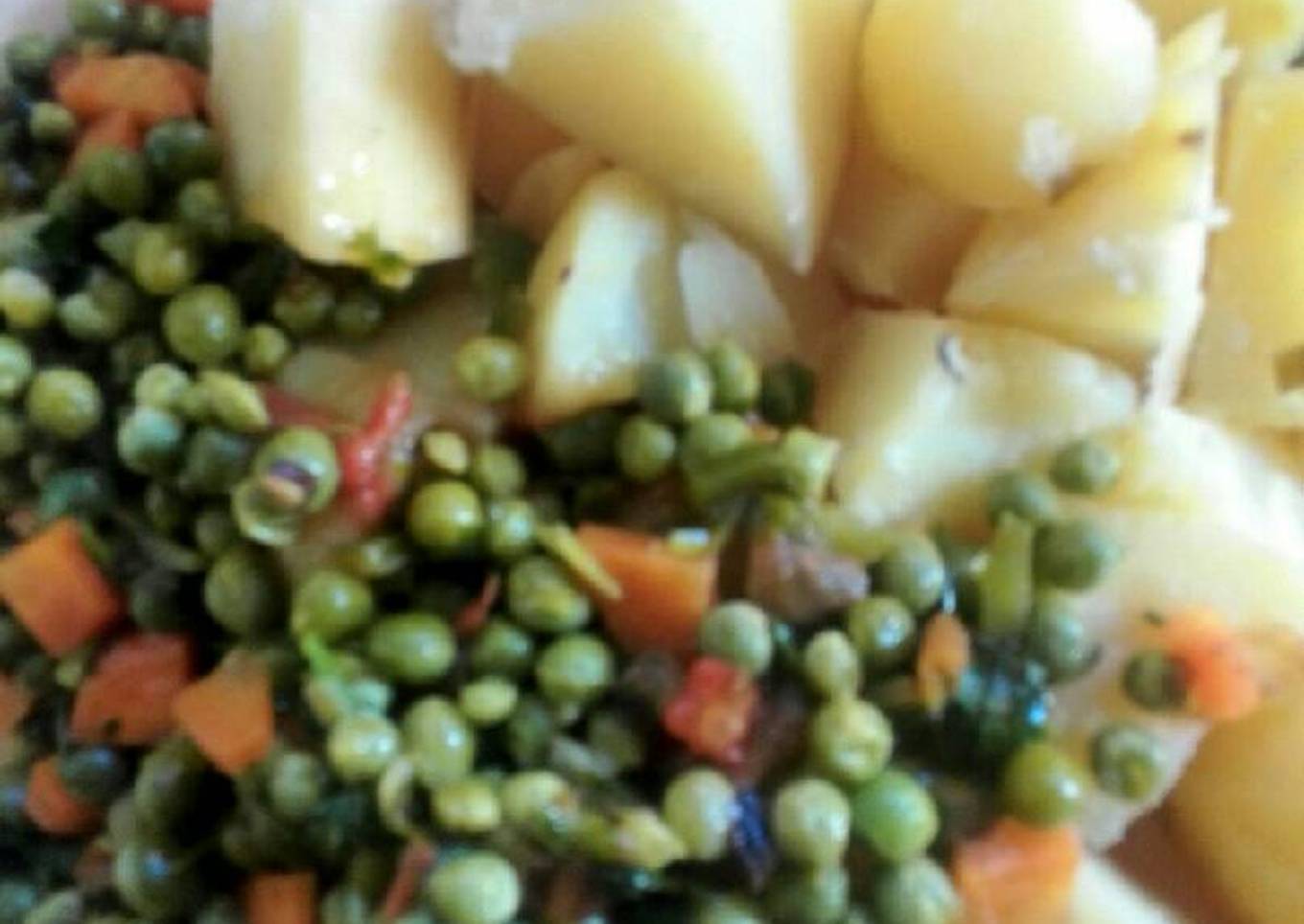 Stewed peas with steamed potatoes