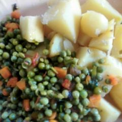 A picture of Stewed peas with steamed potatoes.
