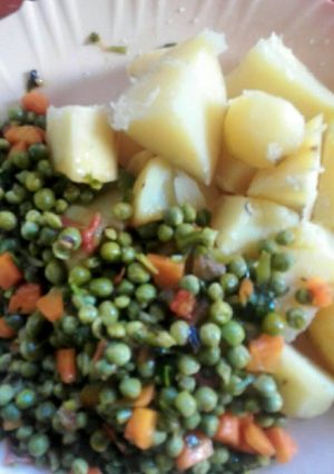 A picture of Stewed peas with steamed potatoes.