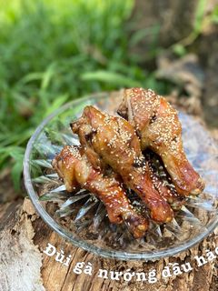 Hình của món Đùi gà nướng dầu hào rắc mè trắng.