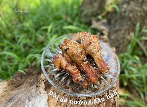 Hình của món Đùi gà nướng dầu hào rắc mè trắng.
