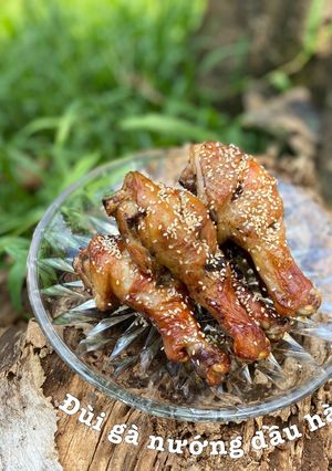 Hình của món Đùi gà nướng dầu hào rắc mè trắng.
