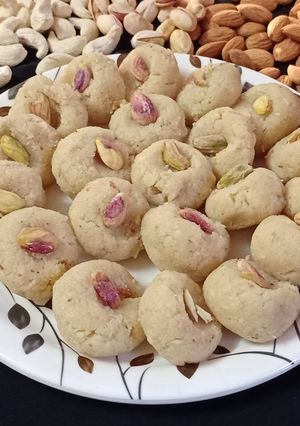 नारियल का पेड़ा(nariyal ka peda recipe in hindi) रेसिपी मुख्य फोटो