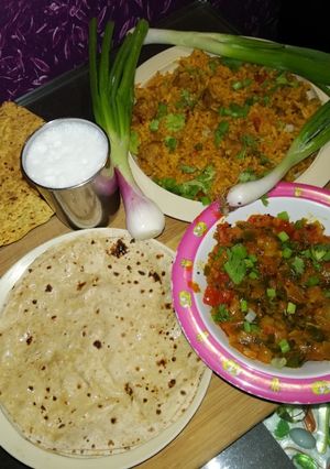 લીલી ડુંગળી ટામેટાનું શાક(Spring onion tomato sabji recipe in gujarati) રેસીપી મુખ્ય ફોટો