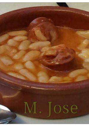 A picture of Fabada with Chorizo.