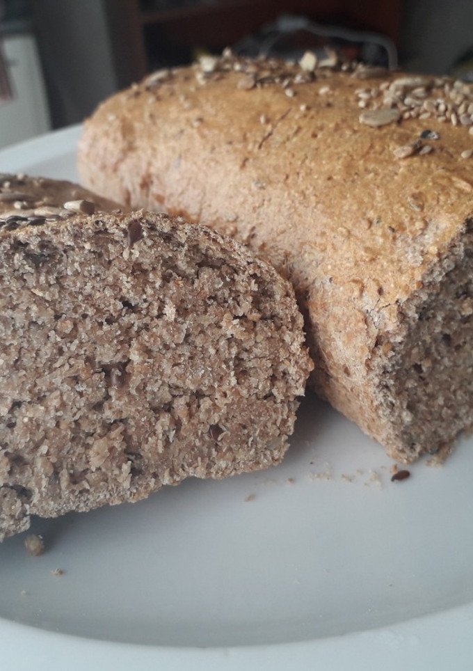 Una foto de Pan integral con semillas