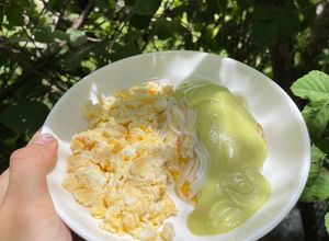 Hình của món Mì ý sốt bơ + trứng chiên phô mai.