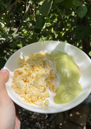 Hình của món Mì ý sốt bơ + trứng chiên phô mai.