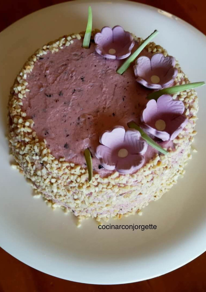 Una foto de Pastel buttercream al limón y arándanos