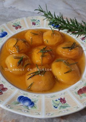 Une photo de Abricots caramélisés au romarin 🍑
