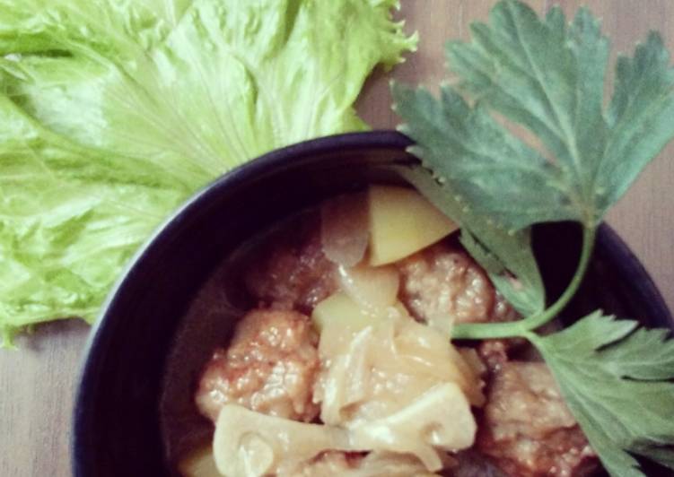 Resep Semur Bola-Bola Daging &amp; Kentang yang Harus Anda Coba