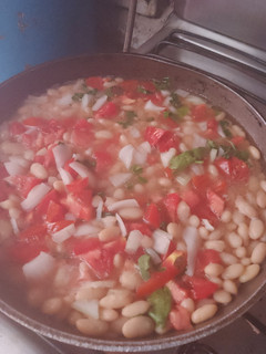 Una foto de Frijoles de la olla mexicanos 🇲🇽 a mi estilo. Barajitas con jitomate 🍅🧅 cebolla y cilantro