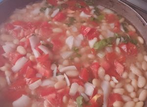 Una foto de Frijoles de la olla mexicanos 🇲🇽 a mi estilo. Barajitas con jitomate 🍅🧅 cebolla y cilantro